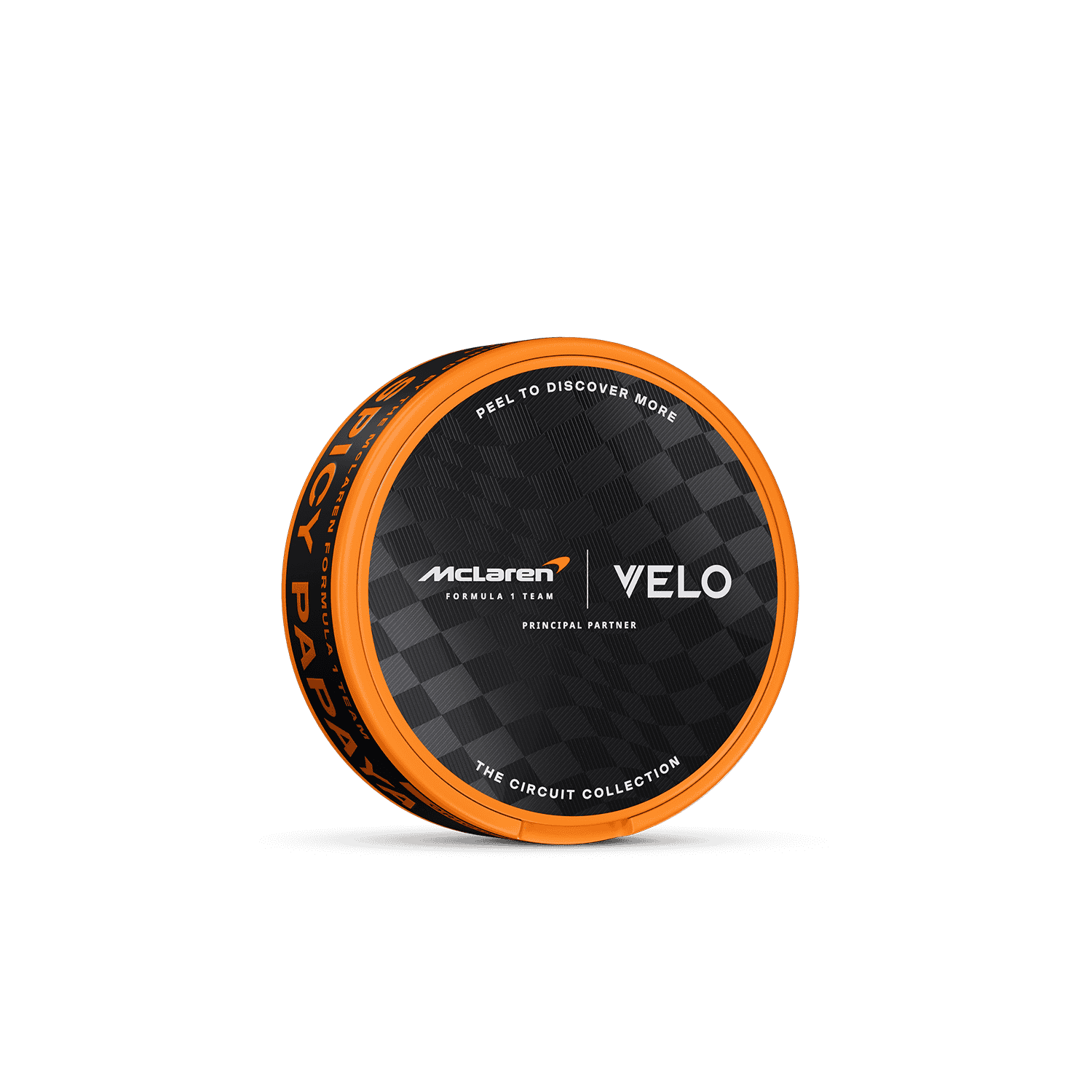 Lata redonda de color naranja y negro con las inscripciones «VELO» y «McLaren Spicy Papaya», decorada con un estampado a cuadros. En la tapa se lee «PEEL TO DISCOVER MORE» (Despecha para descubrir más). Esta edición limitada de VELO ofrece una experiencia única de nicotina con sabor a papaya afrutada y picante.