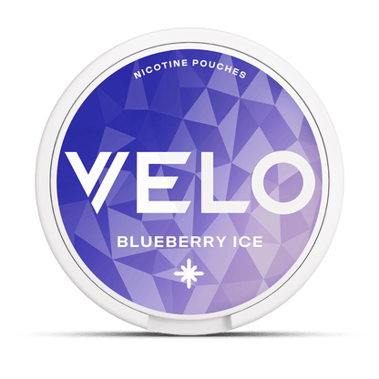 Un envase redondo VELO etiquetado como "Blueberry Ice" presenta un diseño geométrico azul y morado y ofrece una refrescante experiencia de nicotina con intenso sabor a arándanos.