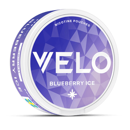 Un envase redondo con un diseño geométrico azul y morado etiquetado VELO Blueberry Ice, ofrece una experiencia de nicotina con sabor a arándanos. "VELO" se muestra en grandes letras blancas en la tapa.