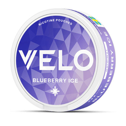 Una lata redonda de VELO Blueberry Ice presenta una tapa geométrica azul y morada con un audaz texto blanco que muestra la marca y el sabor, ofreciendo una refrescante experiencia de nicotina con sabor a arándanos.