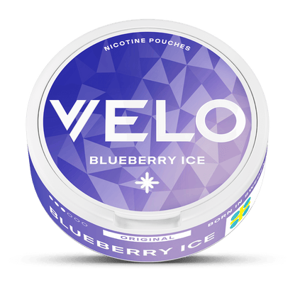 Un envase redondo blanco VELO Blueberry Ice con tapa geométrica de color púrpura-lavanda, texto "Nicotine Pouches" y "Original", además de una bandera sueca-perfecto para una experiencia de nicotina con sabor a arándano.
