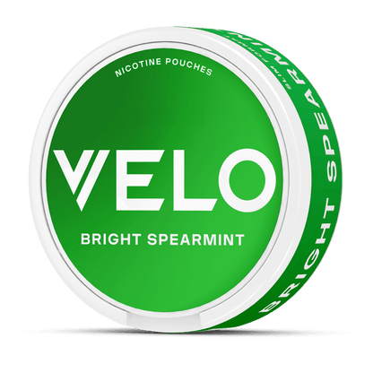 Un envase VELO redondo, verde y blanco, etiquetado con Bright Spearmint Nicotine Pouches en texto blanco y en negrita, con "menta verde" e "ingredientes de origen vegetal", y Bright Spearmint también escrito en el lateral.