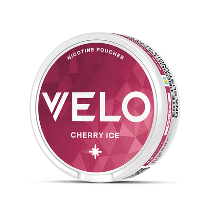 El envase redondo de nicotina VELO Cherry Ice muestra un diseño geométrico rosa y texto blanco, con la tapa en primer plano sobre un fondo blanco liso, sugiriendo una experiencia de nicotina de cereza y cítricos frescos.