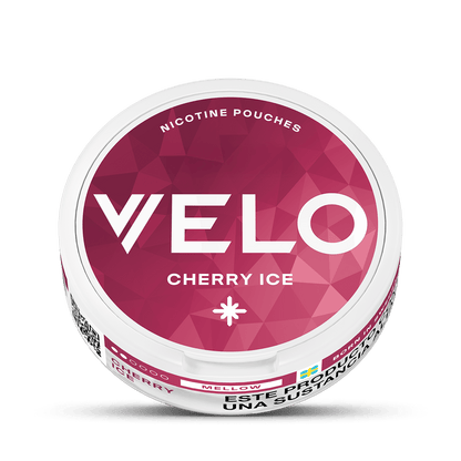 La lata redonda VELO Cherry Ice presenta un diseño geométrico en rosa y blanco. En la etiqueta se puede leer "VELO Cherry Ice Nicotine Pouches", que ofrece una refrescante experiencia de nicotina con notas de cereza y toques de cítricos frescos.