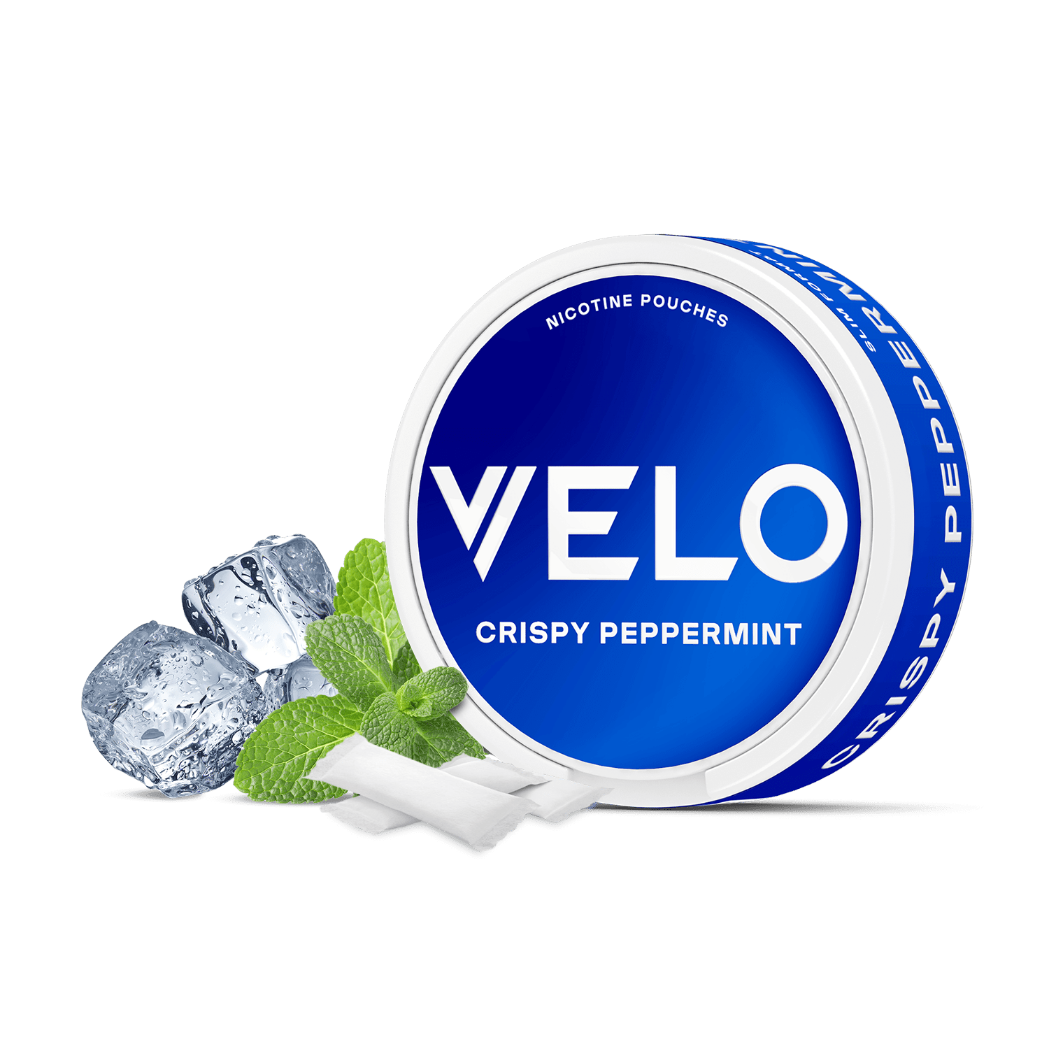 Un envase circular azul y blanco de VELO Crispy Peppermint se muestra con cubitos de hielo, hojas de menta y bolsitas blancas de nicotina mentolada dispuestas delante sobre un fondo blanco.