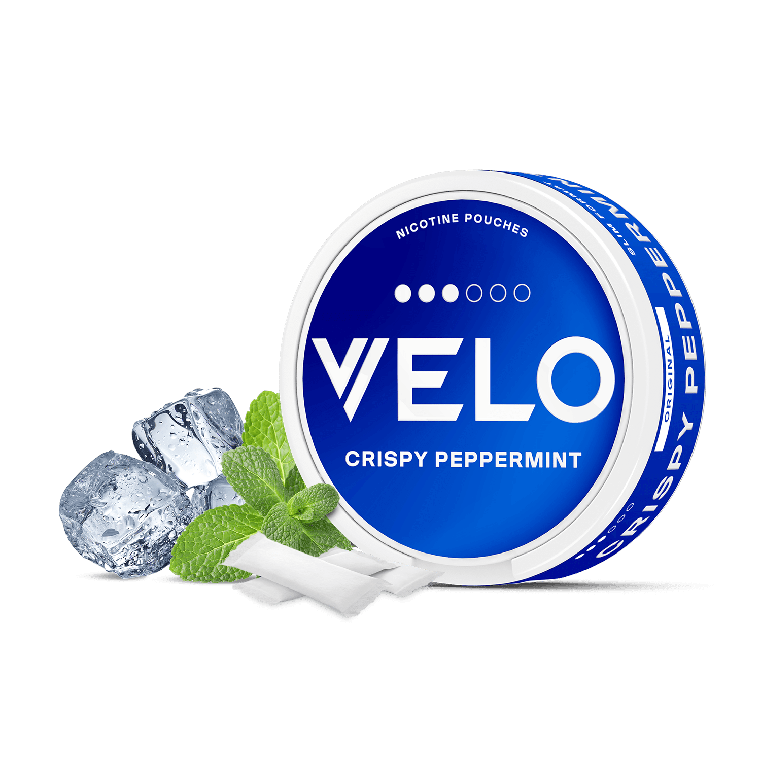 Un envase redondo azul y blanco de VELO Crispy Peppermint aparece junto a hojas de menta, chicles y cubitos de hielo, destacando su nicotina mentolada y sus ingredientes de alta calidad sobre un fondo blanco.