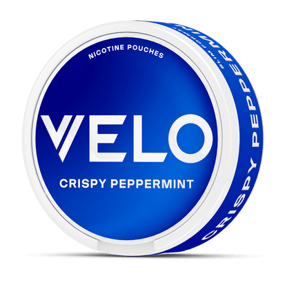 Un envase redondo de bolsitas de nicotina VELO con tapa azul etiquetado "VELO Crispy Peppermint". Elaboradas con ingredientes de alta calidad, estas bolsitas ofrecen el refrescante sabor de Crispy Peppermint.