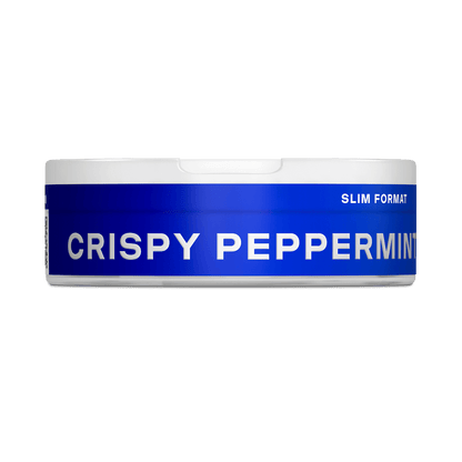 Un envase redondo y blanco de VELO con etiqueta azul "CRISPY PEPPERMINT" y texto "SLIM FORMAT", con ingredientes de alta calidad y refrescante nicotina mentolada.