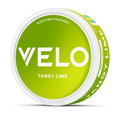 Un envase redondo verde y blanco de VELO con la etiqueta Tangy Lime, con un estampado degradado de lima que resalta su nicotina afrutada de origen vegetal.