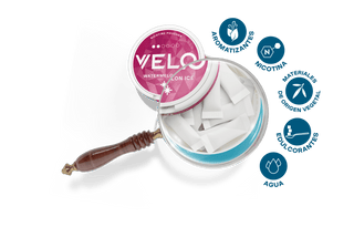 Una lata etiquetada como VELO Watermelon Ice con bolsitas blancas de nicotina en su interior, mostrada bajo una lupa. Los iconos cercanos destacan los ingredientes: aromas, nicotina, materiales vegetales, edulcorantes y agua.