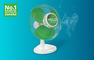 Un electroventilador verde y blanco con la etiqueta "VELO" en el centro expulsa humo blanco. En la esquina superior izquierda, un recuadro verde dice: "No.1 BOLSAS DE NICOTINA EN ESPAÑA". El fondo es azul.