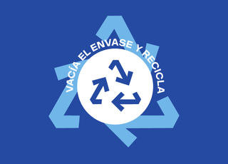 Símbolo de reciclaje blanco sobre fondo azul con el texto en español "VACÍA EL ENVASE Y RECICLA" en un círculo, animando a vaciar los contenedores antes de reciclar. Tres flechas azules forman un icono de reciclaje interior.