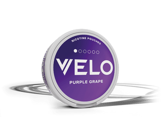 Un envase redondo de color blanco con la etiqueta VELO Purple Grape con una tapa en degradado morado y NICOTINE POCHES escrito encima del nombre de la marca, que se muestra sobre un fondo blanco con suaves líneas de movimiento grises detrás.