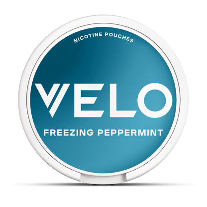 El envase redondo VELO Freezing Peppermint, de color verde azulado, muestra un llamativo texto en blanco y ofrece refrescantes bolsitas de nicotina mentolada elaboradas con ingredientes de alta calidad para una intensa experiencia de sabor a menta.
