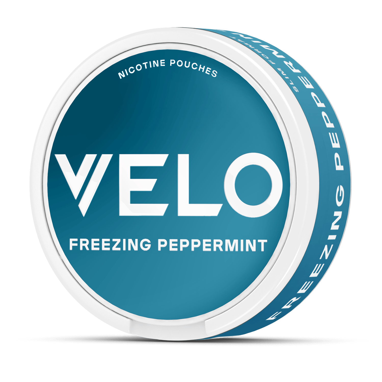 Un envase redondo azul y blanco de VELO con la etiqueta "Freezing Peppermint" presenta un texto blanco en negrita en la tapa y "Nicotina Mentolada" en la parte superior, destacando sus ingredientes de alta calidad.