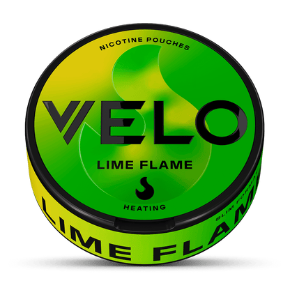 Un envase VELO redondo de color verde y amarillo con la etiqueta Lime Flame lleva la inscripción "Nicotine Pouches & Heating" en la tapa y "Lime Flame" en letras negras en negrita en el lateral.