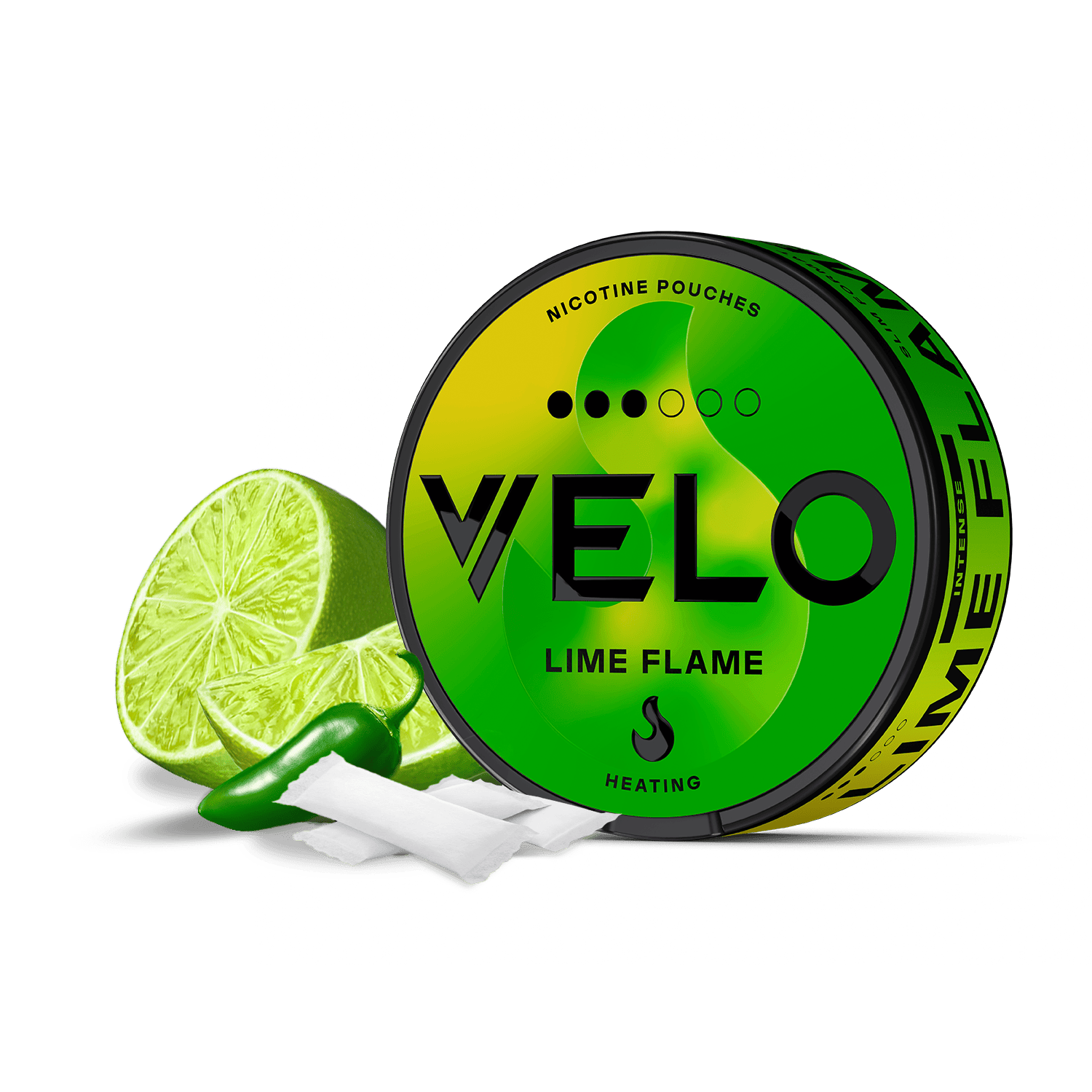 Una lata redonda verde y amarilla de VELO Lime Flame con bolsitas sensoriales de nicotina se sitúa delante, junto a una rodaja de lima y un chile verde, resaltando su atrevido sabor elaborado con ingredientes de primera calidad.