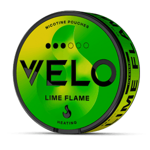 Una lata redonda, verde y amarilla con la etiqueta VELO Lime Flame contiene bolsitas de nicotina. El texto incluye NICOTINE POUCHES y HEATING, con un icono de una llama bajo el nombre del producto.