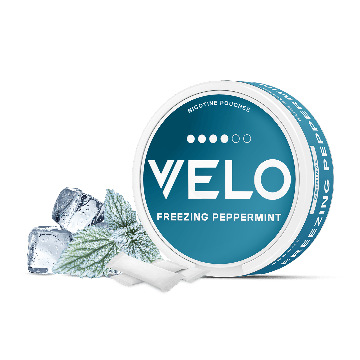 Un envase redondo de VELO Freezing Peppermint se representa con cubitos de hielo, una hoja de menta y dos bolsitas blancas delante. El envase azul y blanco presenta ingredientes de alta calidad e intensa menta para un fresco sabor a menta.