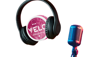 Unos auriculares negros rodean una lata de bolsitas de nicotina VELO Watermelon Ice, con un micrófono retro azul y rosa cerca, todo ello sobre un fondo blanco.