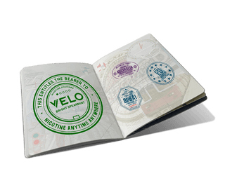 Un pasaporte abierto muestra coloridos sellos de viaje, incluido un gran sello verde para los sobres de nicotina VELO, junto a sellos más pequeños para Australia, Dubai y otros destinos en la página opuesta.