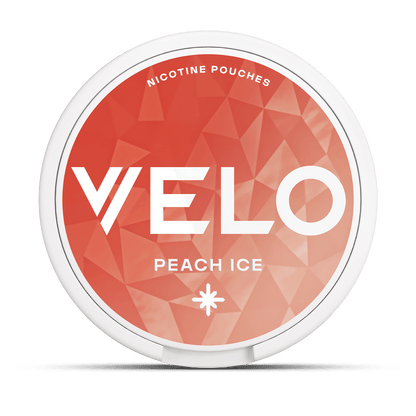 Un envase redondo blanco con una etiqueta geométrica rojo-naranja reza VELO Peach Ice Nicotine Pouches, ofreciendo una refrescante experiencia de nicotina con jugoso sabor a melocotón.