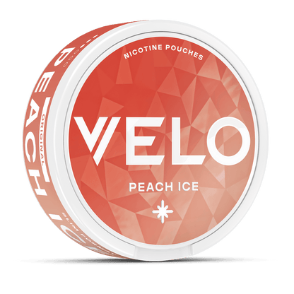 El envase redondo y blanco de VELO Peach Ice lleva una etiqueta geométrica naranja-melocotón con un audaz texto en blanco, que ofrece una refrescante experiencia de nicotina con jugoso sabor a melocotón.