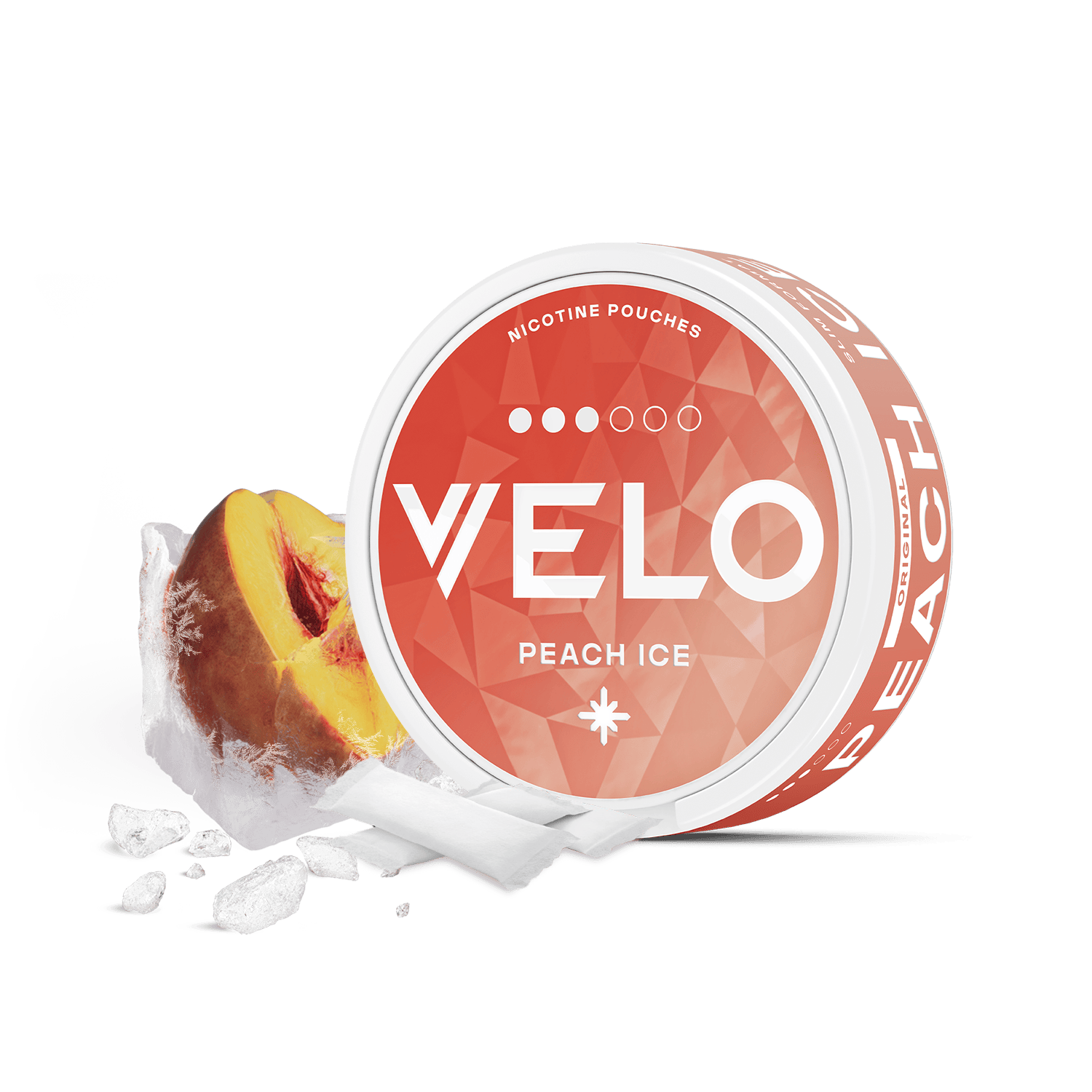 Un envase redondo de VELO Peach Ice se sitúa junto a una rodaja de melocotón y cubitos de hielo, sugiriendo jugosos melocotones. La lata naranja con texto blanco ofrece una refrescante experiencia nicotínica. Todo ello sobre un fondo blanco.