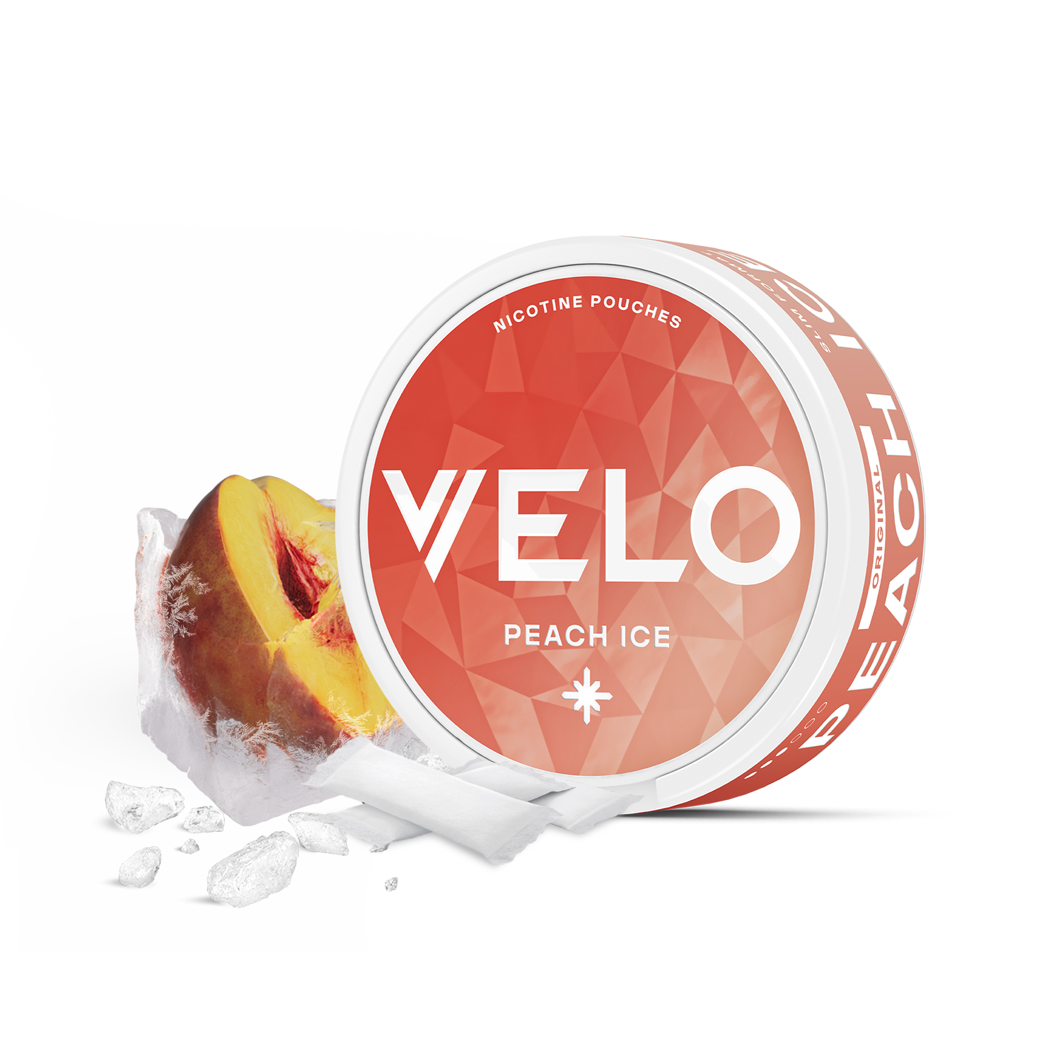 Un envase redondo VELO Peach Ice se sitúa junto a jugosos melocotones y cubitos de hielo, con "Nicotine Pouches" en la tapa. Un fondo geométrico naranja resalta esta refrescante experiencia nicotínica.