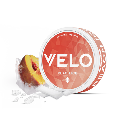 Un envase redondo VELO Peach Ice se sitúa junto a jugosos melocotones y cubitos de hielo, con "Nicotine Pouches" en la tapa. Un fondo geométrico naranja resalta esta refrescante experiencia nicotínica.