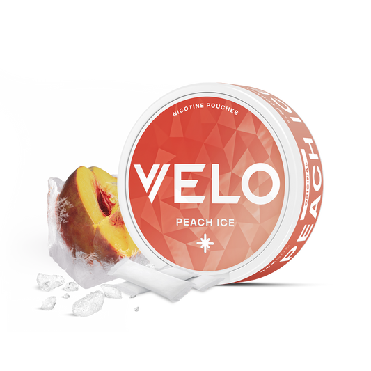 Un envase redondo VELO Peach Ice se sitúa junto a jugosos melocotones y cubitos de hielo, con "Nicotine Pouches" en la tapa. Un fondo geométrico naranja resalta esta refrescante experiencia nicotínica.
