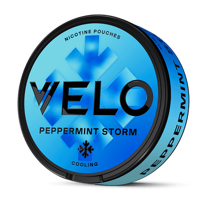 La lata redonda azul VELO Peppermint Storm contiene bolsitas de nicotina mentolada con intenso sabor a menta, un icono de "COOLING" en forma de copo de nieve en la tapa y está elaborada con ingredientes de origen vegetal.