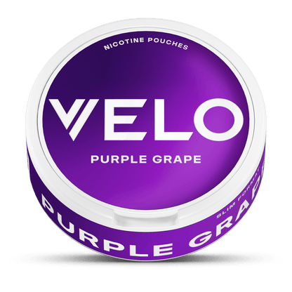 El envase VELO Purple Grape es redondo con tapa morada y "Nicotine Pouches" en texto blanco, con ingredientes de alta calidad y un irresistible sabor a uva dulce, resaltado como Purple Grape en el lateral.