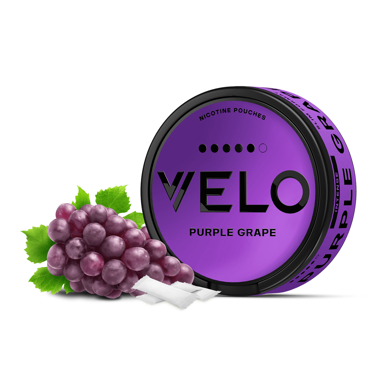 Junto a un racimo de uvas y dos bolsitas de nicotina blancas sobre fondo blanco, hay una lata redonda de color morado con la etiqueta VELO Purple Grape.