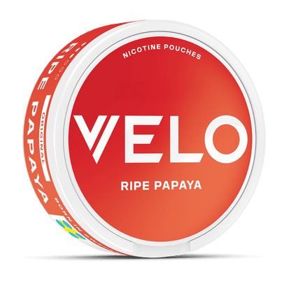 Un envase VELO redondo y blanco con una tapa de color rojo anaranjado, etiquetado como "Ripe Papaya Nicotine Pouches", ofrece un toque de papaya madura y nicotina afrutada. En el lateral se lee "Ripe Papaya Original".