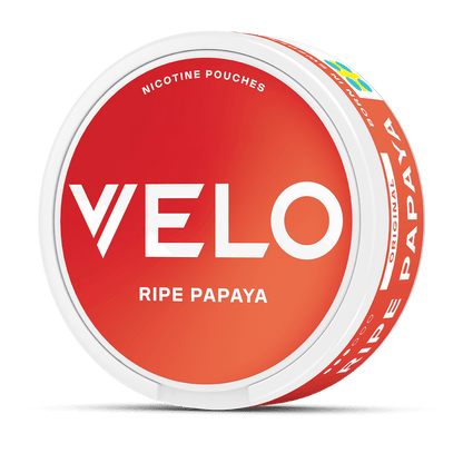 Las bolsitas de nicotina VELO Papaya Madura vienen en un envase redondo con un diseño rojo y blanco, ofreciendo nicotina afrutada y un refrescante sabor tropical.