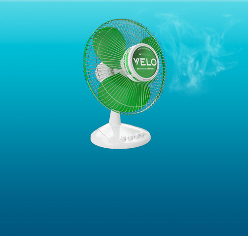 Ventilador de mesa eléctrico verde y blanco que sopla aire, con flujo de aire visible, sobre fondo azul degradado.
