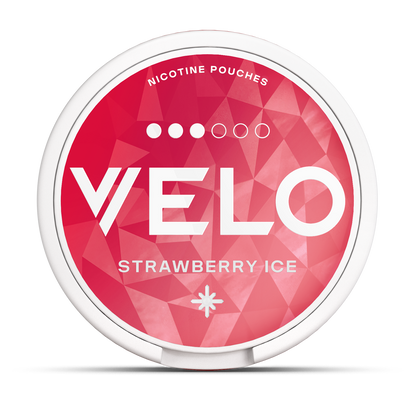 Un envase redondo, rojo y blanco de VELO etiquetado como "Strawberry Ice" presenta motivos geométricos, "Nicotine Pouches" en la parte superior y cinco círculos que indican su sabor a fresa y su experiencia de nicotina.