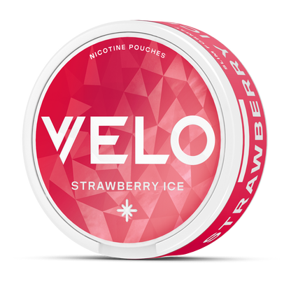 Un envase redondo y blanco de VELO Strawberry Ice descansa sobre un fondo geométrico rosa y rojo. La tapa muestra un texto blanco en negrita con un estallido de estrellas debajo del nombre del sabor, destacando estas bolsitas de nicotina con sabor a fresa.