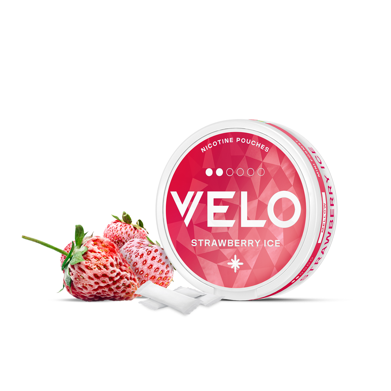 Una lata redonda, rosa y blanca, con la etiqueta VELO Strawberry Ice, se presenta abierta con dos bolsitas blancas delante y dos fresas a su lado sobre un fondo blanco, destacando su sabor a fresa y la experiencia de la nicotina.