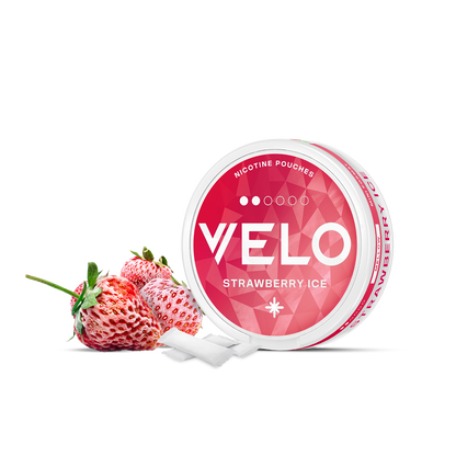 Una lata redonda, rosa y blanca, con la etiqueta VELO Strawberry Ice, se presenta abierta con dos bolsitas blancas delante y dos fresas a su lado sobre un fondo blanco, destacando su sabor a fresa y la experiencia de la nicotina.