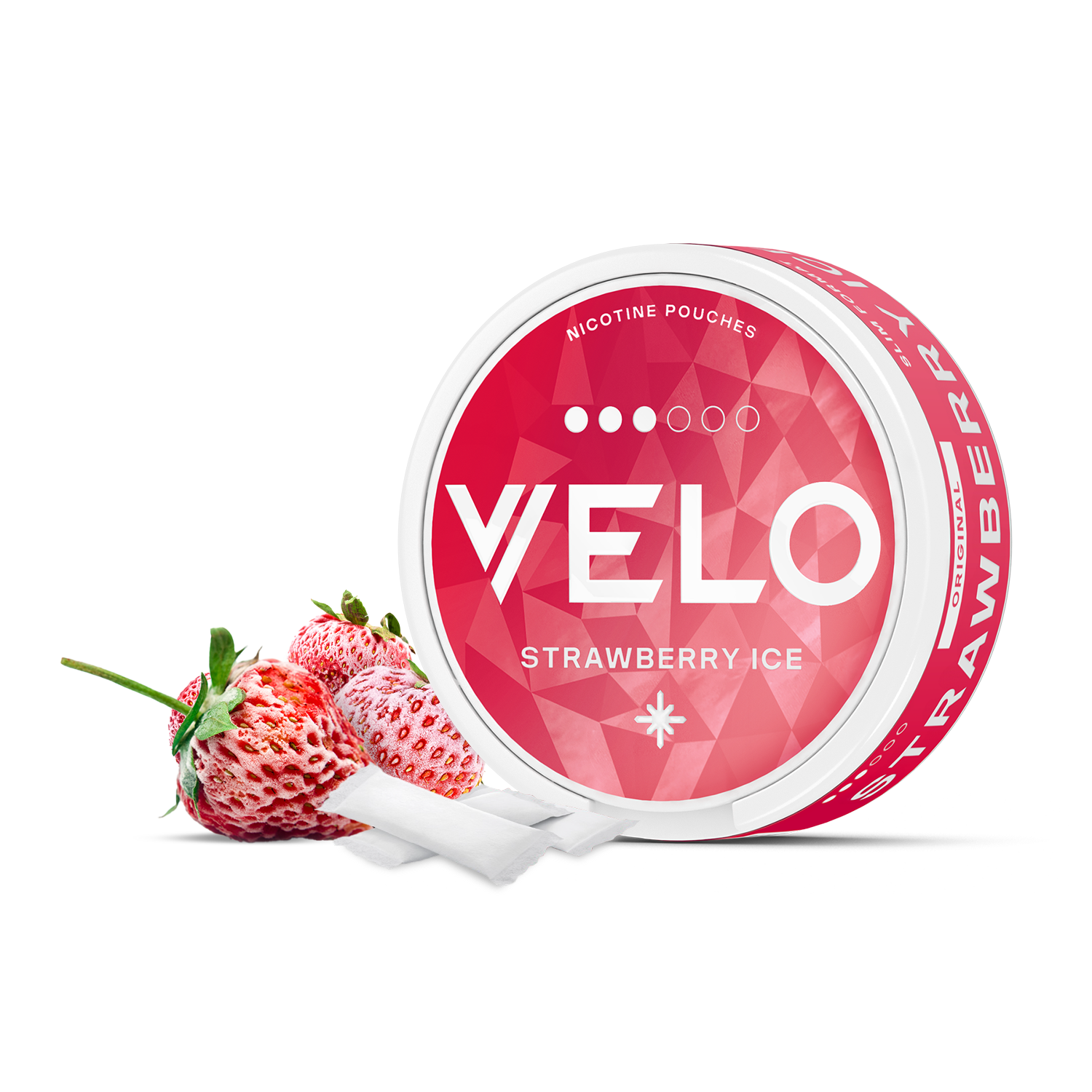 Un envase redondo VELO Strawberry Ice descansa junto a dos fresas y dos bolsas blancas, destacando ingredientes de alta calidad y un intenso sabor a fresa sobre un fondo blanco liso.