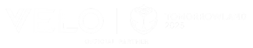 Logotipo blanco que muestra VELO y Tomorrowland 2023 con un emblema de mariposa estilizada en el centro y el texto Official Partner debajo.