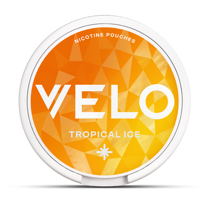VELO Tropical Ice ofrece bolsitas de nicotina con sabor a piña, coco y mango en un envase redondo con tapa geométrica de color amarillo anaranjado, texto blanco en negrita y el símbolo de una estrella-nicotina afrutada con ingredientes de origen vegetal.