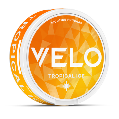 Un envase redondo de VELO Tropical Ice con un diseño geométrico naranja-amarillo, texto en blanco y sabor a piña coco y mango para un impulso afrutado de nicotina. Contiene ingredientes de origen vegetal.