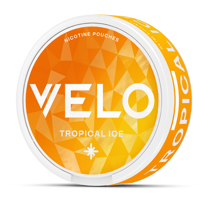 Una lata redonda de sobres de nicotina Tropical Ice de VELO, con notas de mango piña coco. La etiqueta de color naranja-amarillo tiene diseños geométricos y texto blanco en negrita, creando un aspecto vibrante que refleja el sabor afrutado.