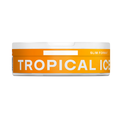 Un envase VELO redondo de color blanco con una etiqueta naranja en la que se puede leer TROPICAL ICE y SLIM FORMAT en letras blancas llamativas, con sabores de piña, coco y mango para una experiencia de nicotina afrutada, sobre un fondo blanco liso.