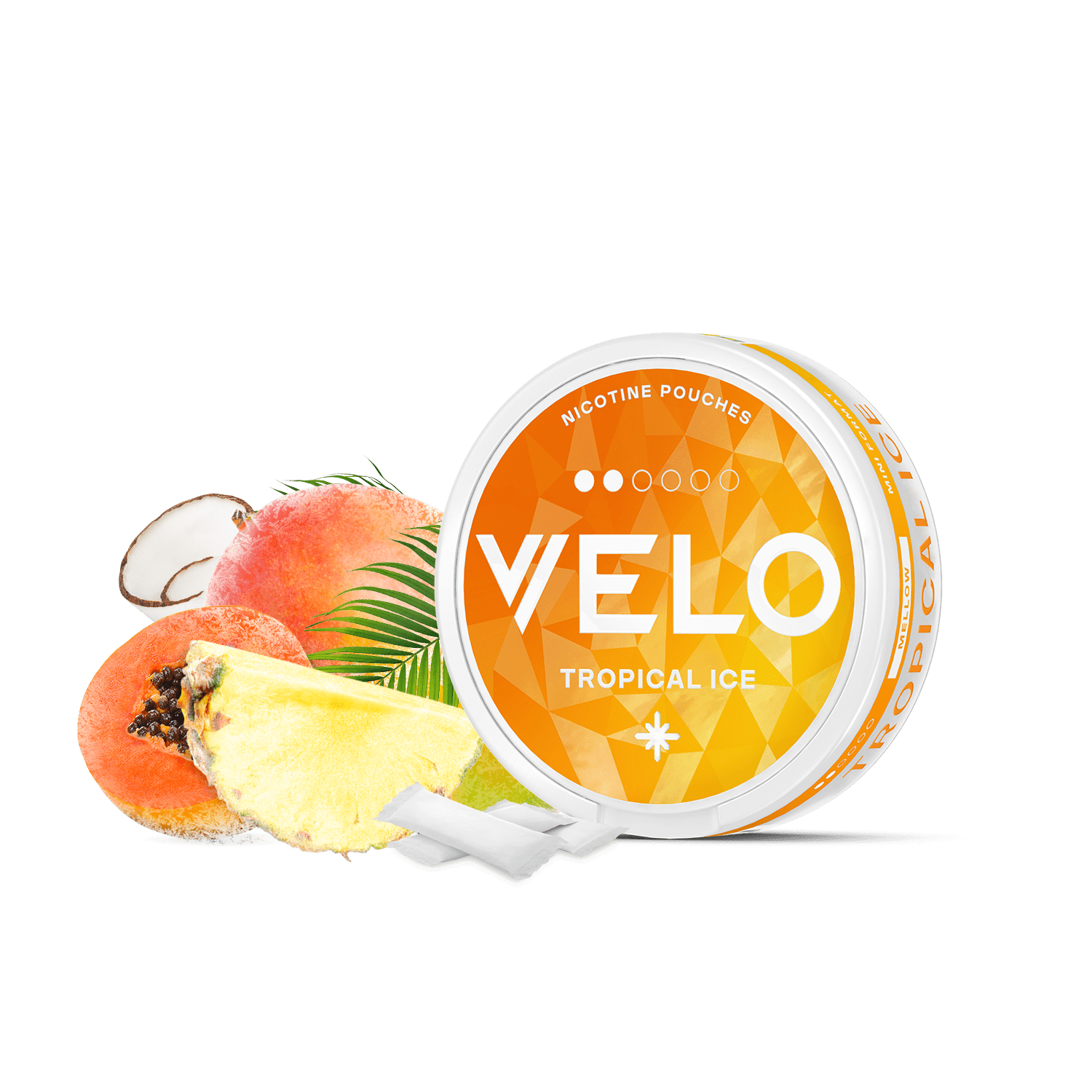Un envase redondo de VELO Tropical Ice se sitúa delante de trozos de piña, melocotón y coco con una hoja de palma, mostrando su sabor afrutado a nicotina y sus ingredientes vegetales sobre un fondo blanco.