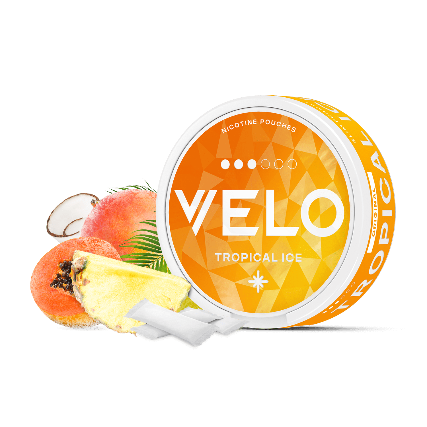El envase redondo y naranja de VELO Tropical Ice está tumbado de lado con bolsitas blancas que se derraman, rodeadas de piña, coco y mango, resaltando su sabor afrutado a nicotina y sus ingredientes vegetales.