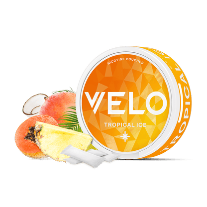 Se muestra un envase redondo de color blanco y naranja etiquetado como sobres de nicotina VELO Tropical Ice con trozos de piña, melocotón y coco a su lado sobre un fondo blanco.